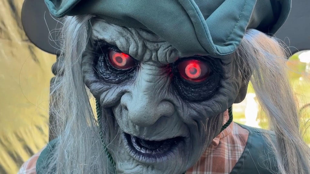 Philadelphia man turns front yard of Mount Airy home into Halloween haunt — Malvern Community news